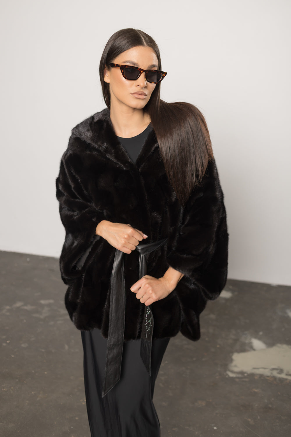 Capă din Blană Naturală de Vizon, cu Glugă, Cordon din Piele, Oversized, Obsidian 422