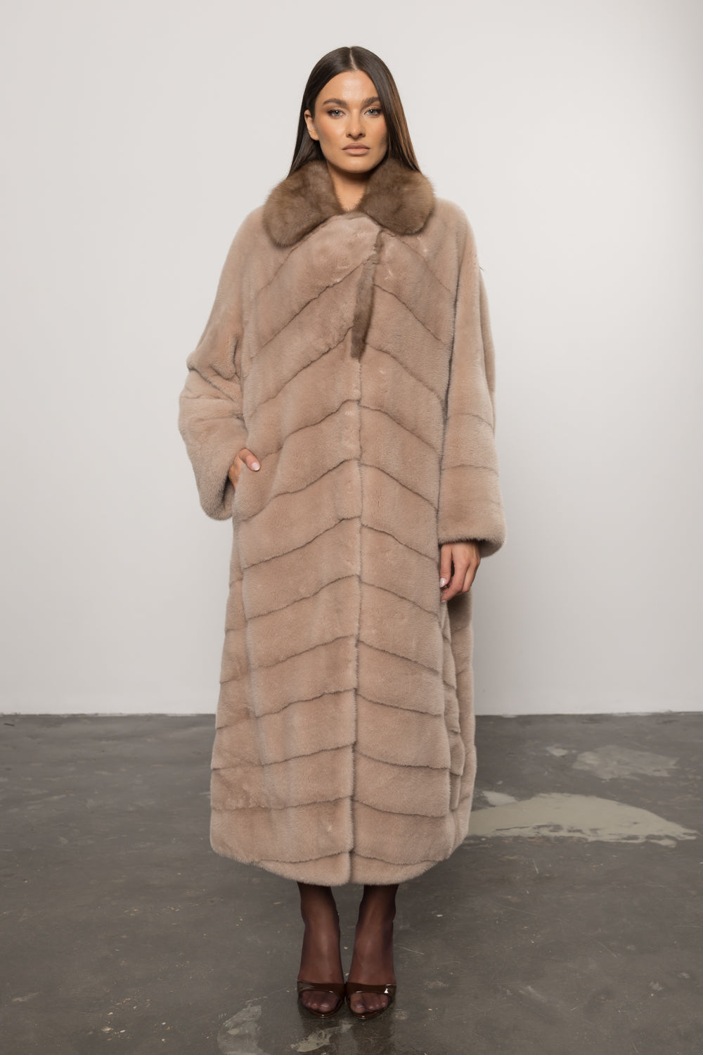 Cappotto in pelliccia naturale di visone con collo in zibellino, donna, cappuccino 426