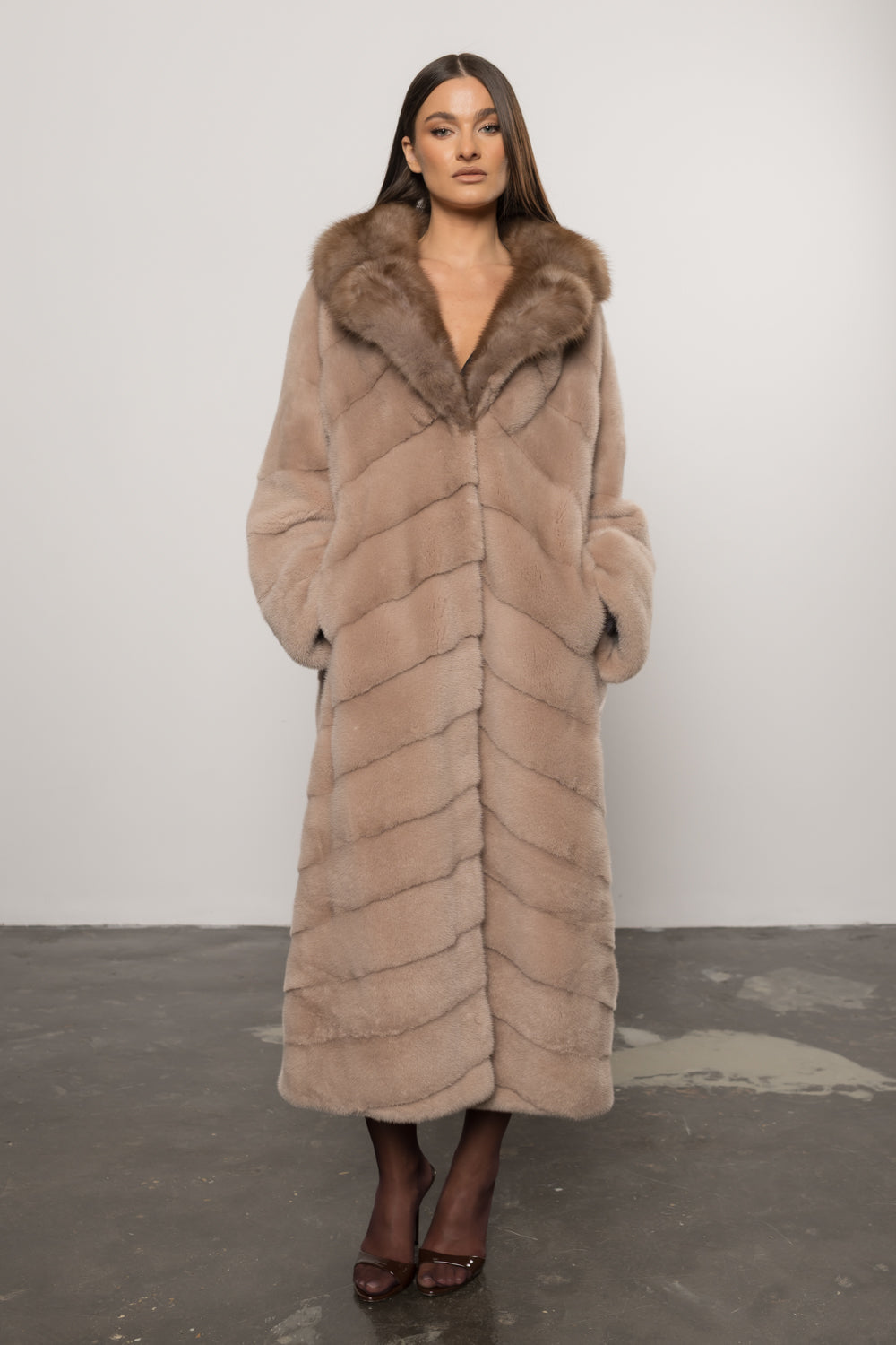 Cappotto in pelliccia naturale di visone con collo in zibellino, donna, cappuccino 426