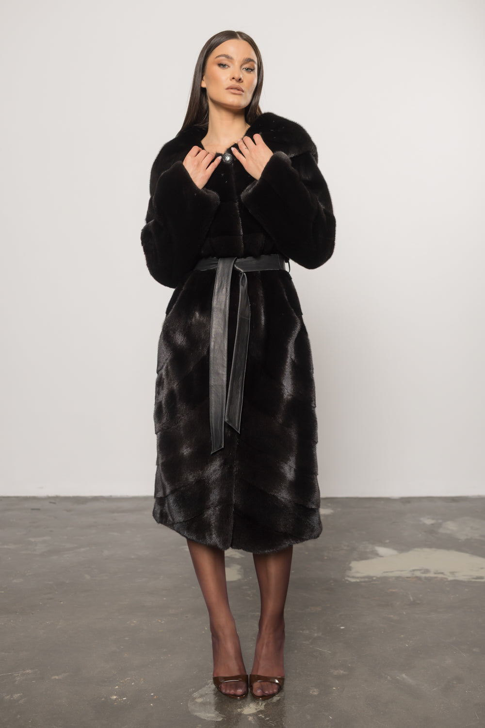 Cappotto in pelliccia naturale di visone Blackglama, con cappuccio e cintura in pelle, Diamond 424