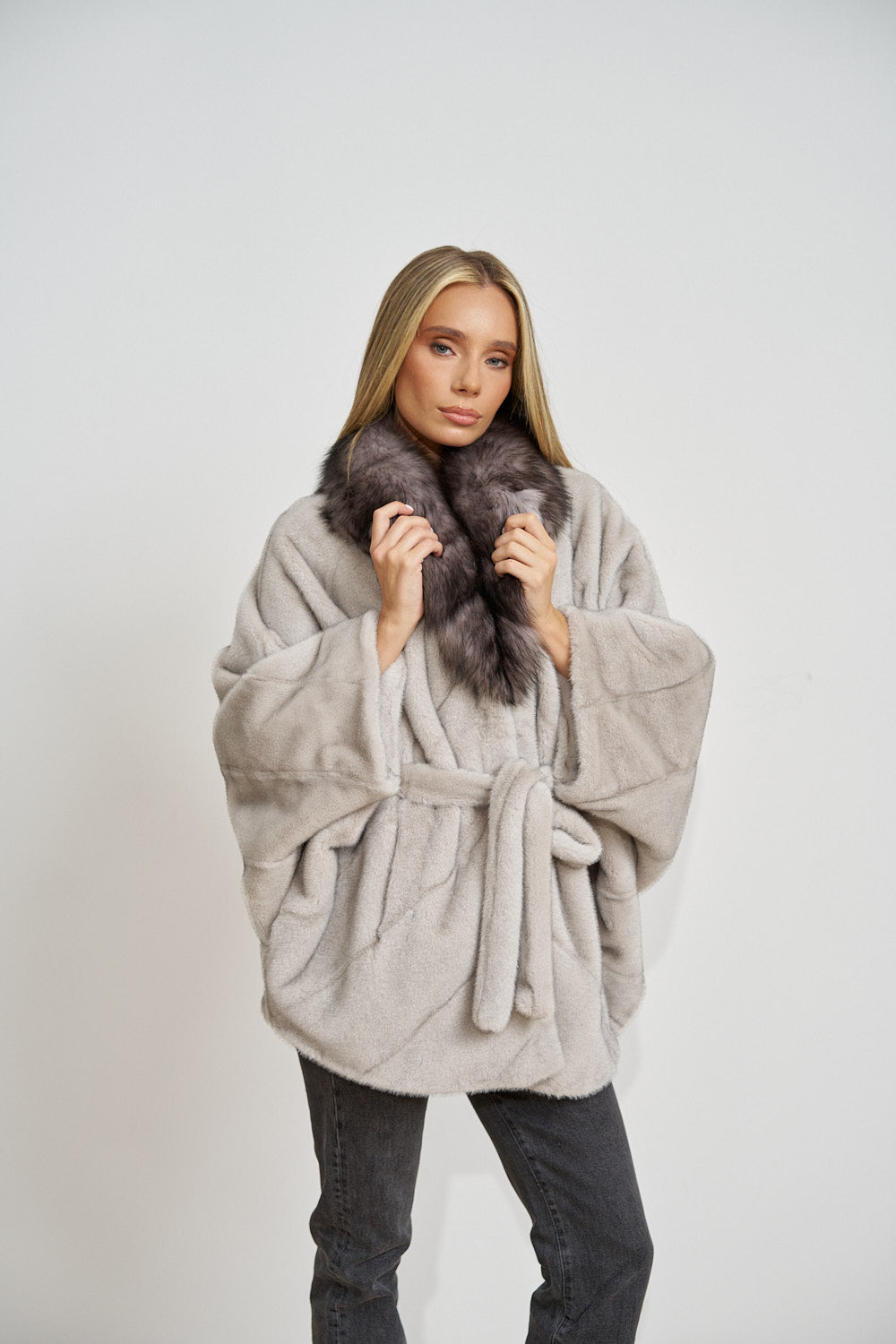 Capă din Alcantara, cu Guler din Blană Naturală de Vulpe, cu Cordon, Silver Grey 681