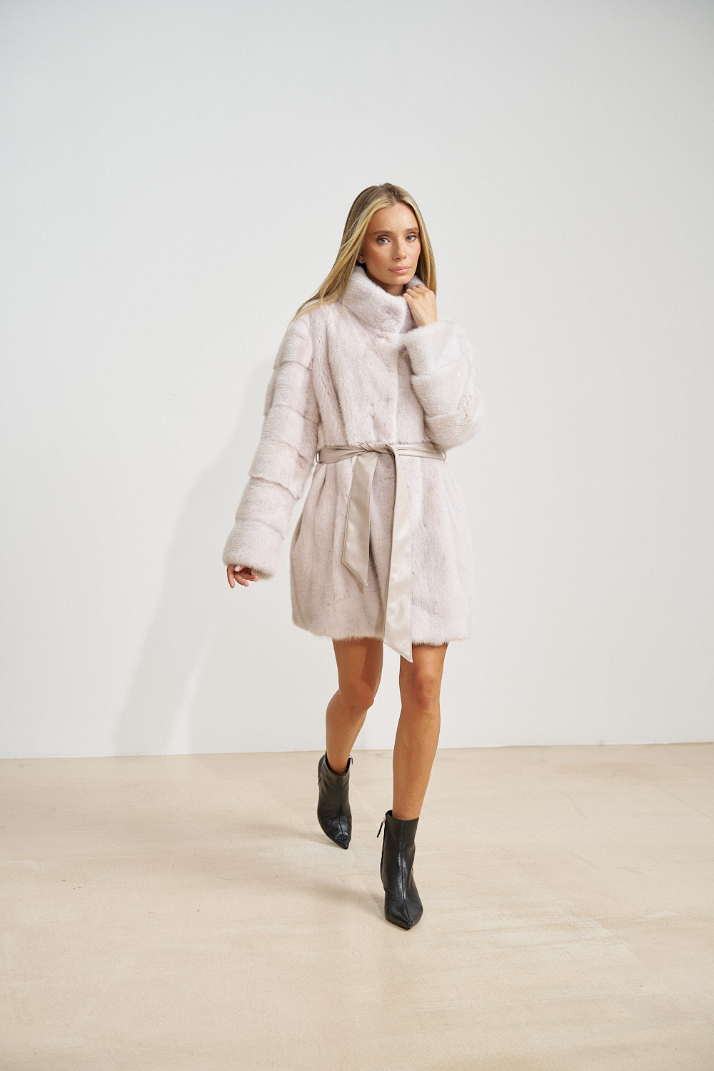Haină din Blană Naturală de Vizon, cu Cordon din Piele, Blush Pearl 694