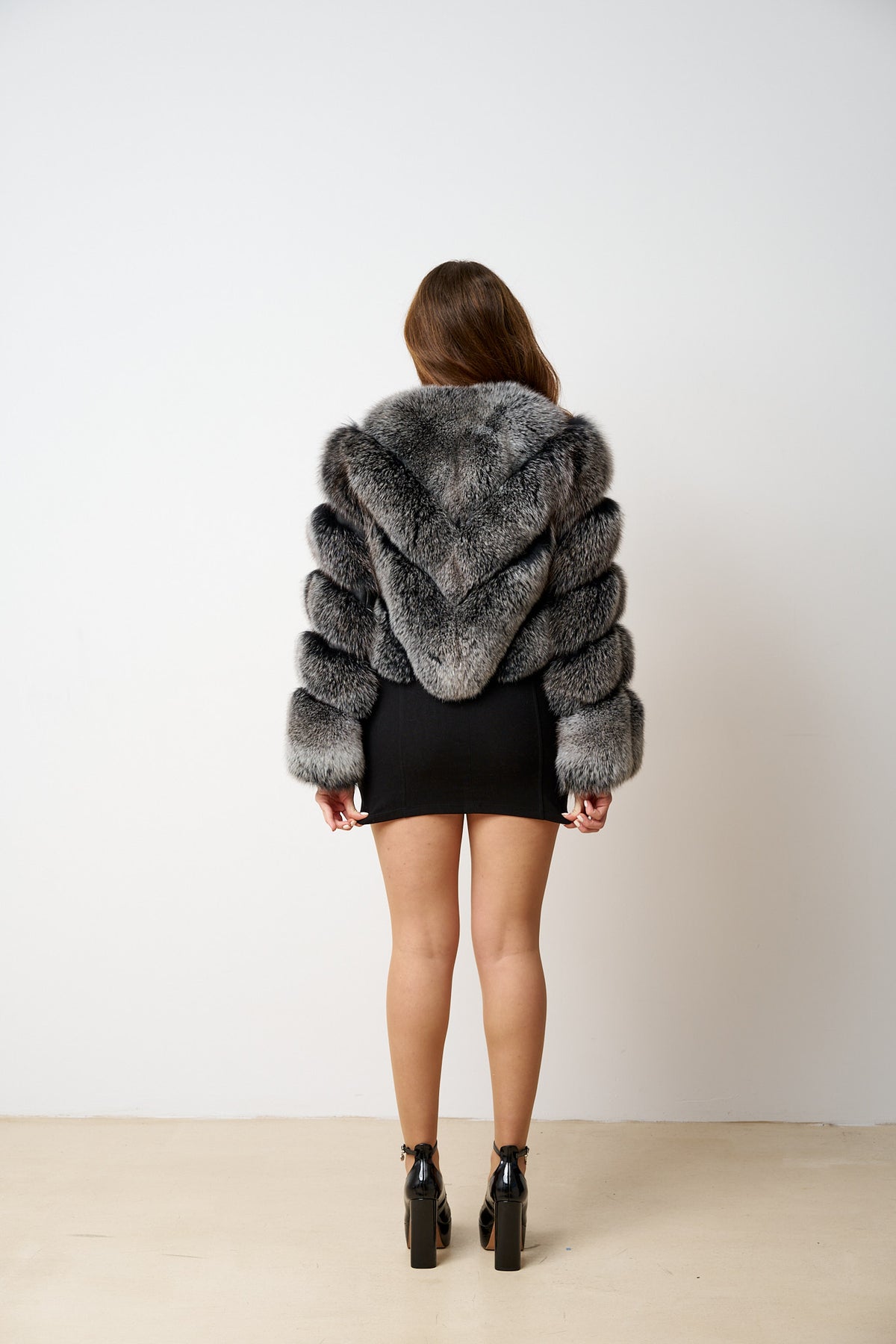 Manteau en Fourrure Naturelle de Renard avec Inserts en Cuir, Gris, Modèle V, Mareus