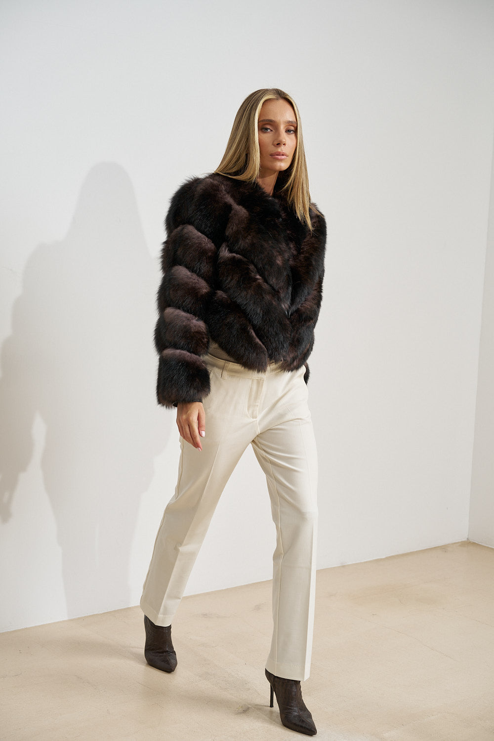 Manteau en fourrure de renard naturel avec empiècements en cuir, Smoky Taupe 602