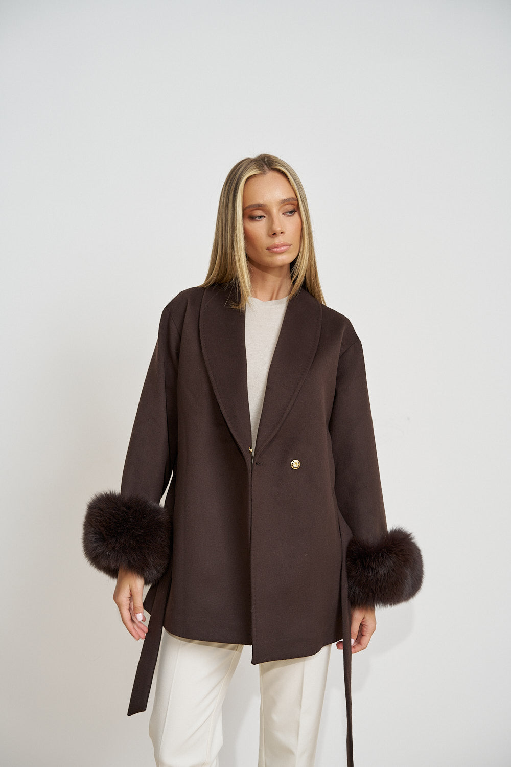 Manteau en laine, avec poignets en fourrure naturelle de renard, chocolat 670