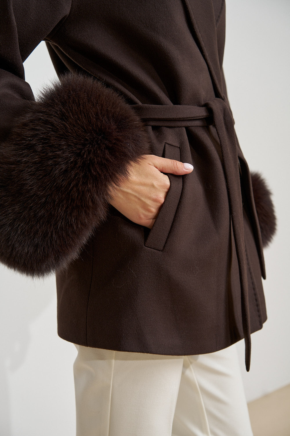 Manteau en laine, avec poignets en fourrure naturelle de renard, chocolat 670