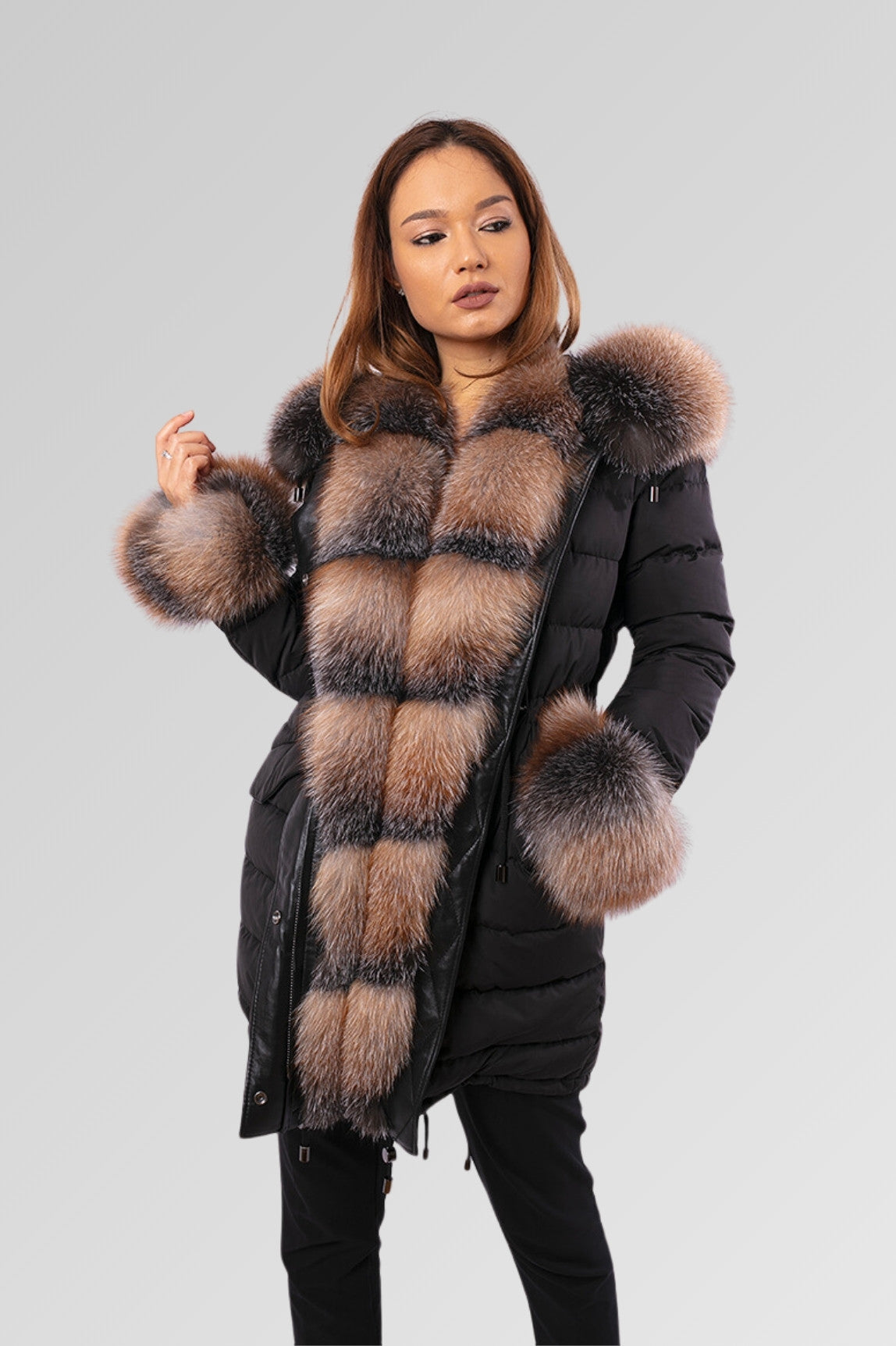 Wasserdichte Damen-Parka-Jacke aus Obsidian und Braun Frost 150 mit natürlicher Daunenfüllung aus Fuchspelz
