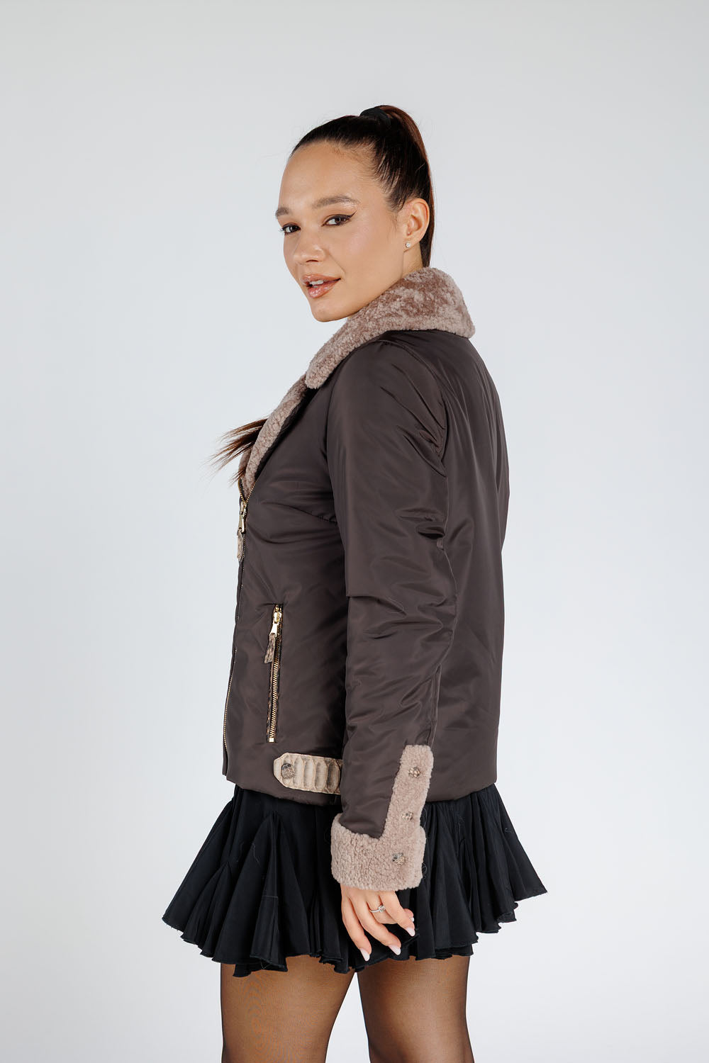 Veste en textile avec col à revers et poignets en peau de mouton, détails en cuir de python, femme, taupe 370