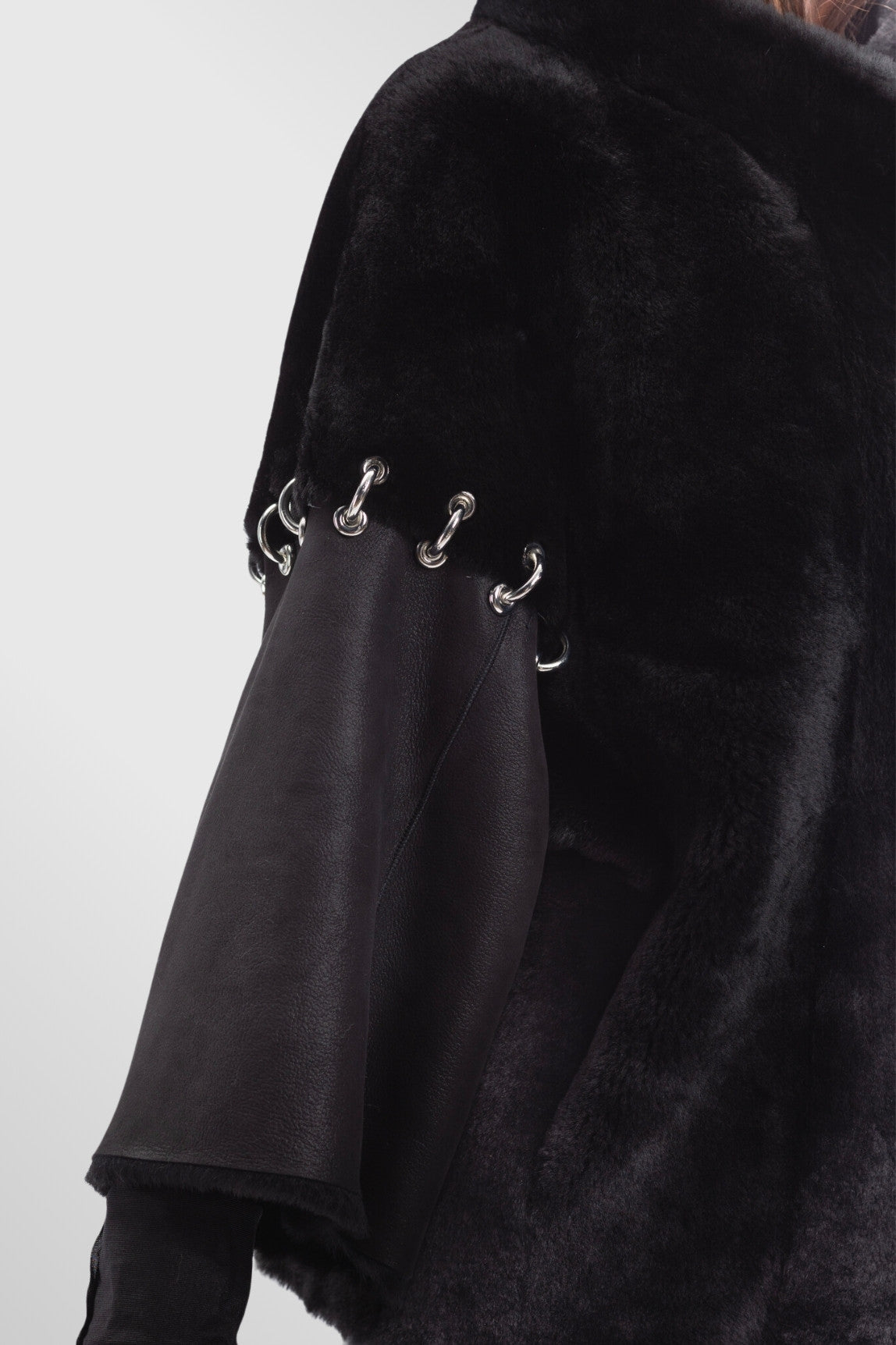 Poncho aus Shearling-Leder und Naturfell, Damen, Obsidian 299