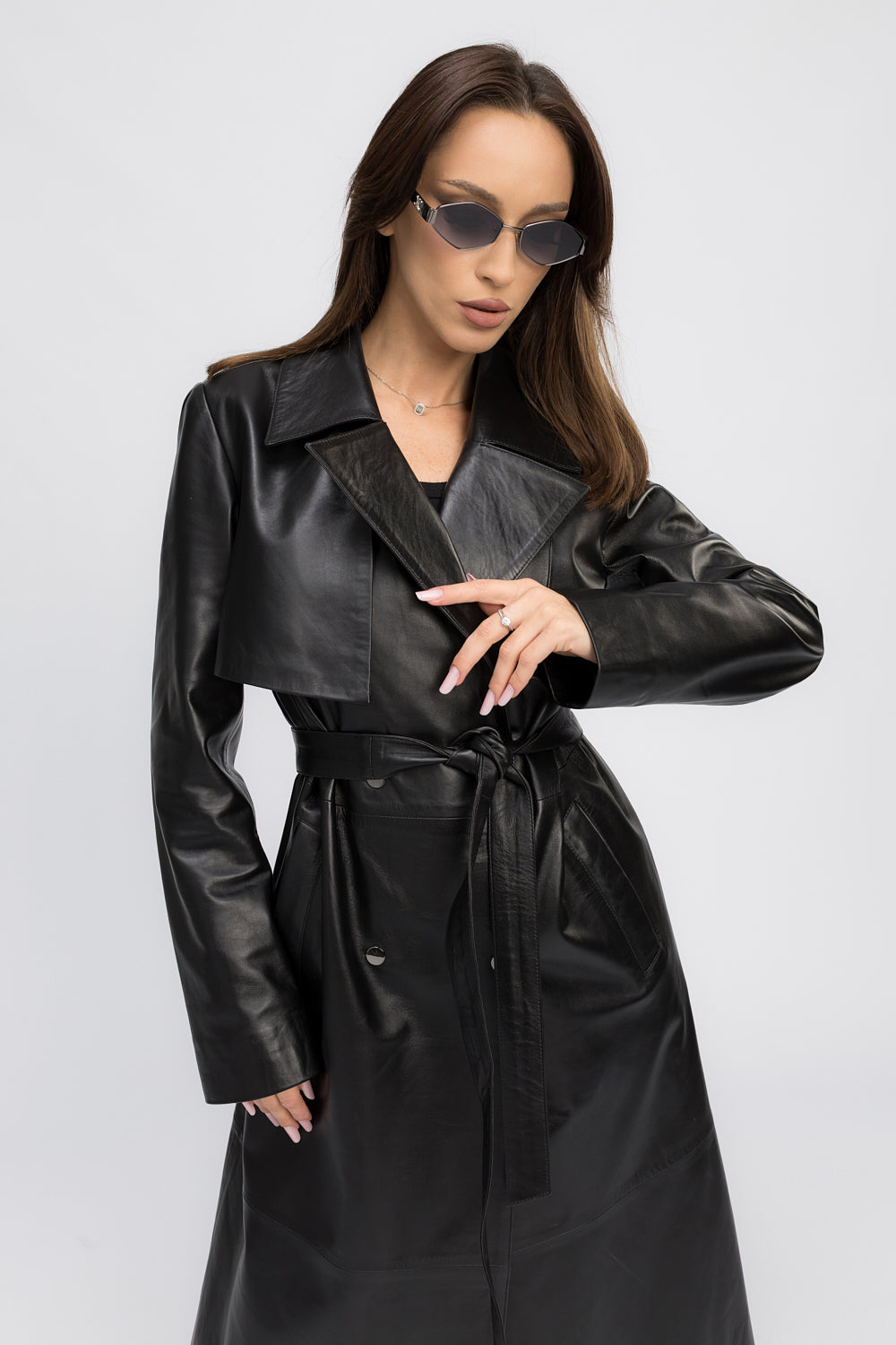 Damen-Trenchcoat aus Naturleder in Obsidianschwarz 440 mit Reverskragen und Kordelzug
