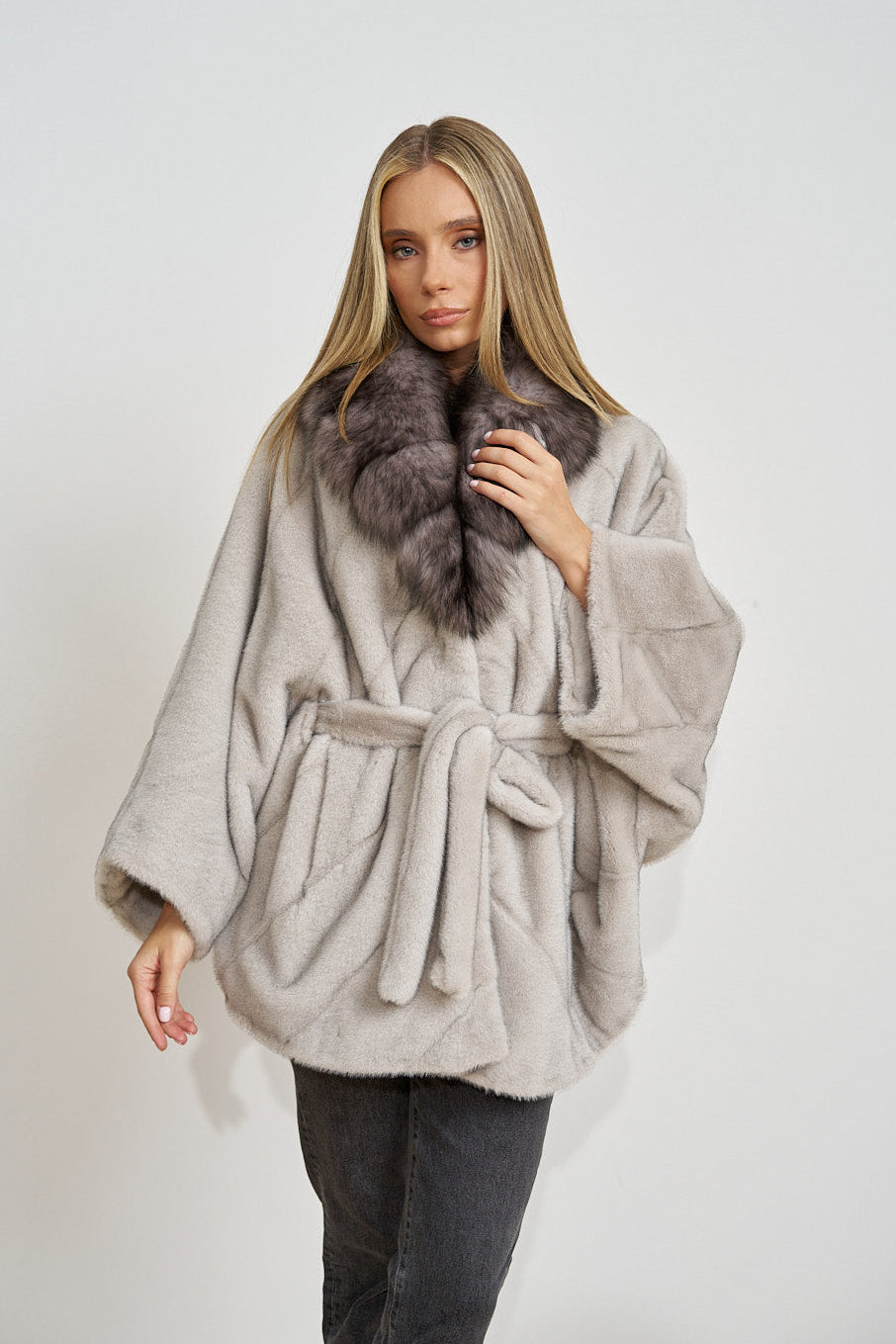 Capă din Alcantara, cu Guler din Blană Naturală de Vulpe, cu Cordon, Silver Grey 681