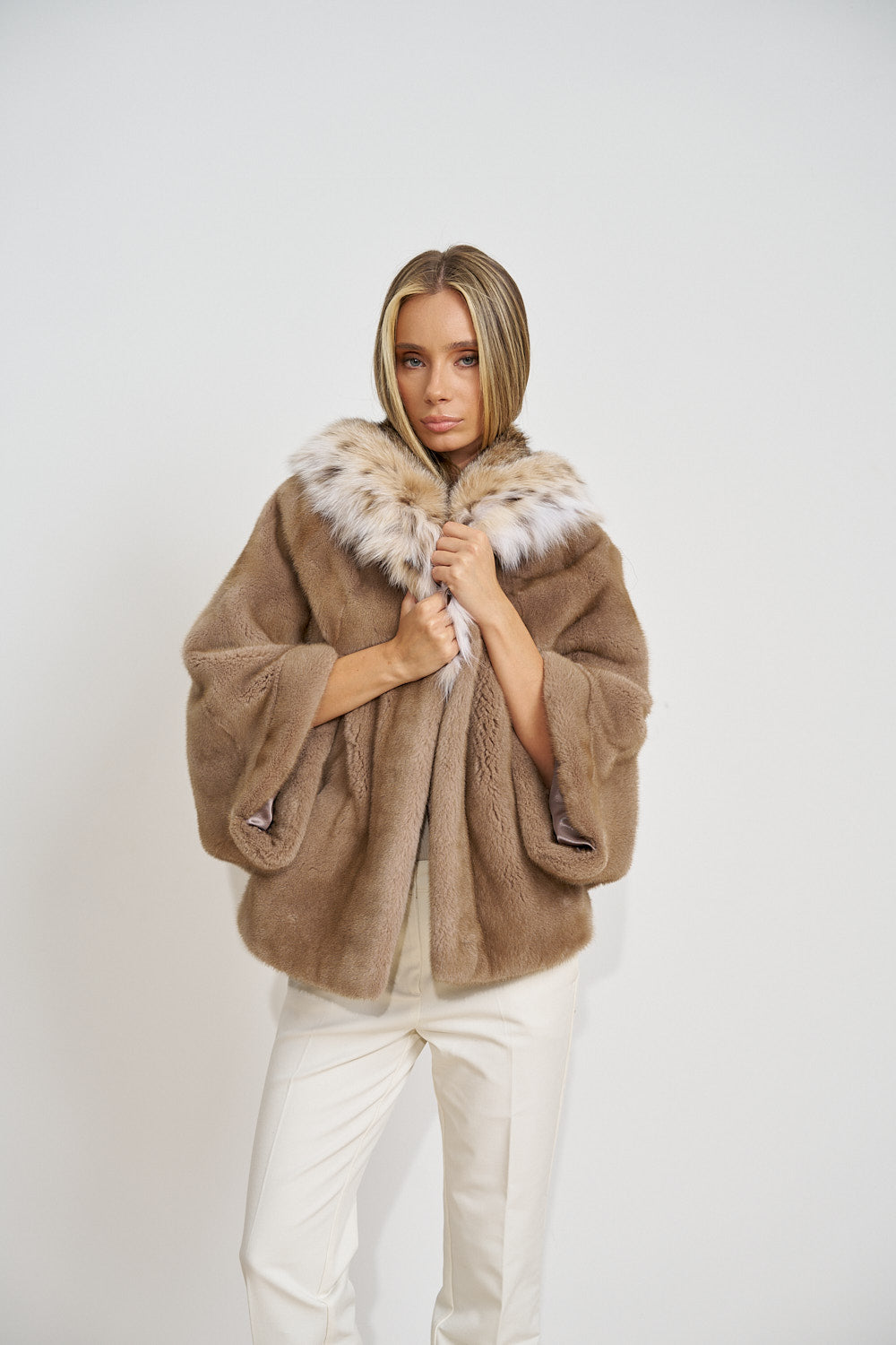 Capă din Blană Naturală de Vizon, cu Glugă din Blană Naturală de Lynx, Pastel 690
