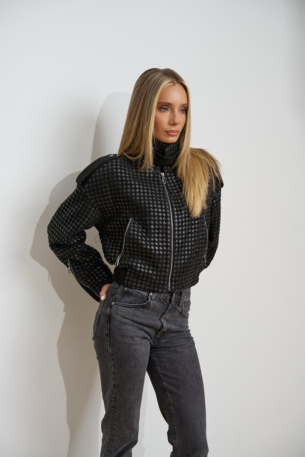 Kurze Jacke aus schwarzem geflochtenem Leder, Dreiviertelansicht