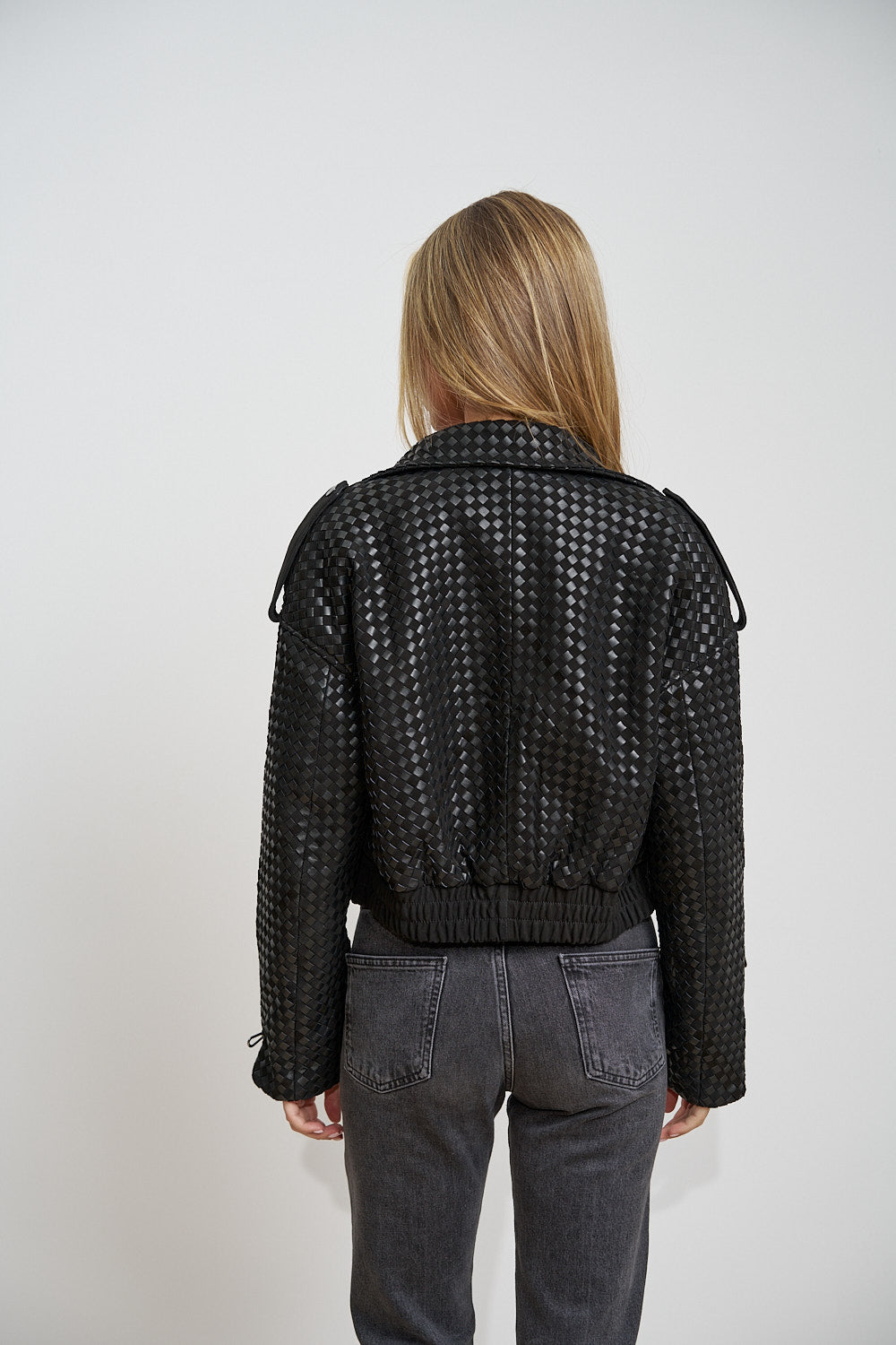 Schwarze geflochtene Lederjacke, Rückansicht mit Schulterklappen und elastischem Saum