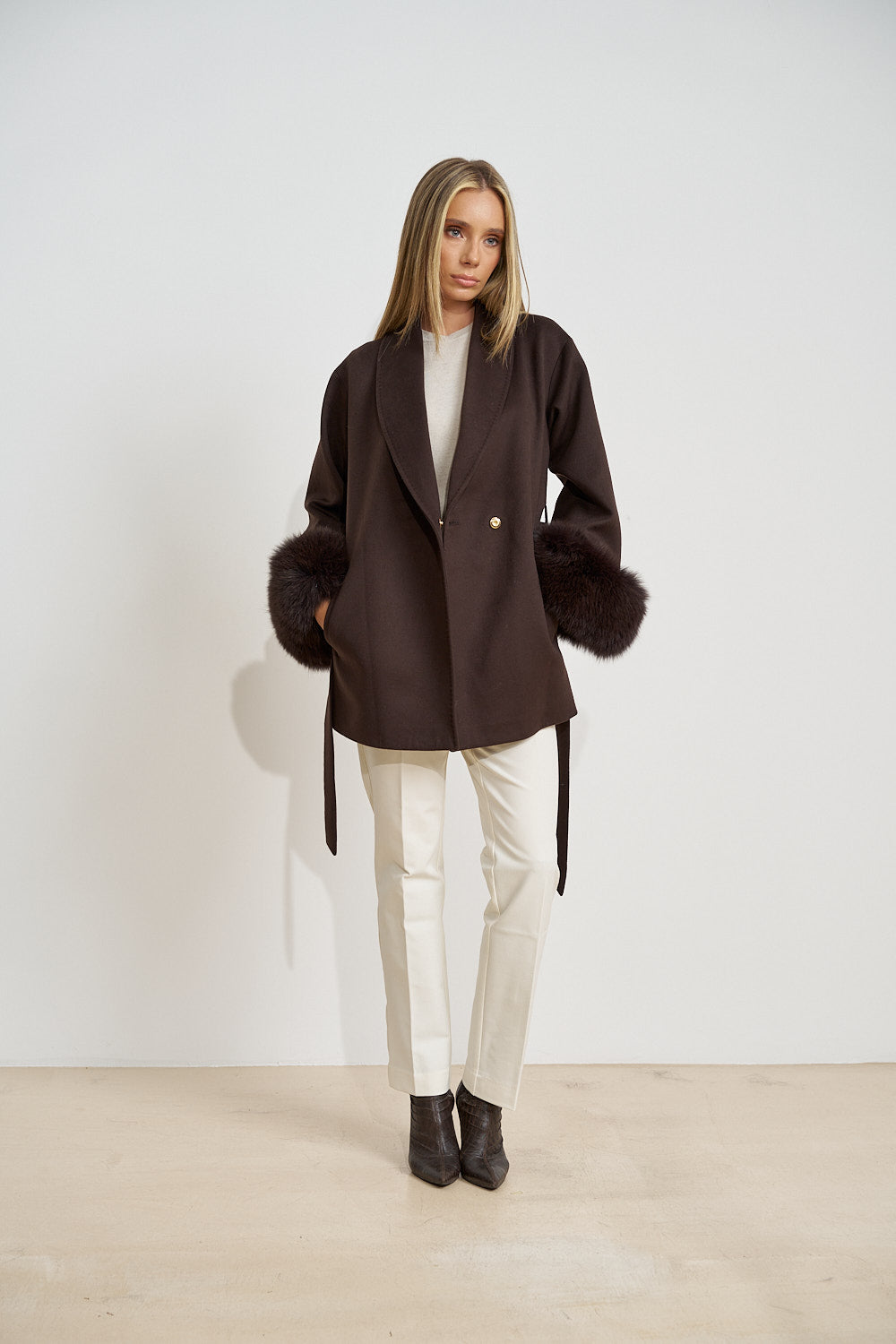 Manteau en laine, avec poignets en fourrure naturelle de renard, chocolat 670