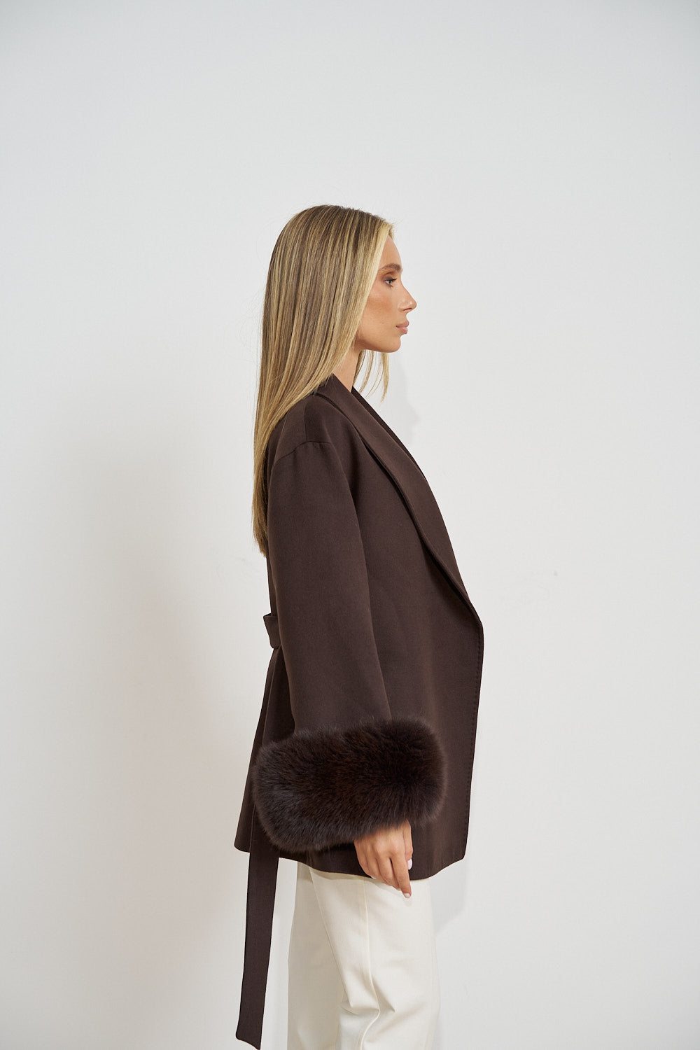 Manteau en laine, avec poignets en fourrure naturelle de renard, chocolat 670