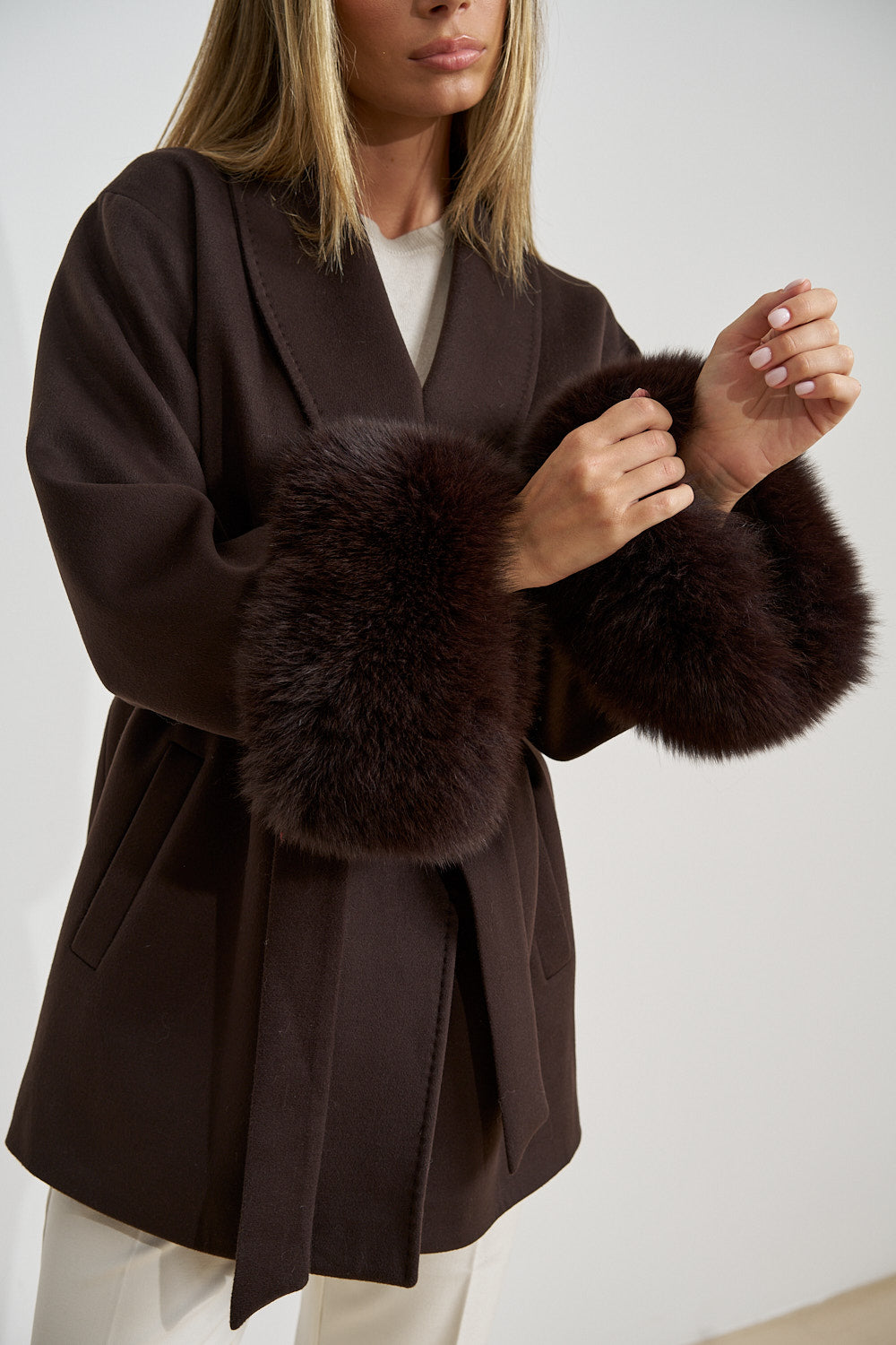Manteau en laine, avec poignets en fourrure naturelle de renard, chocolat 670